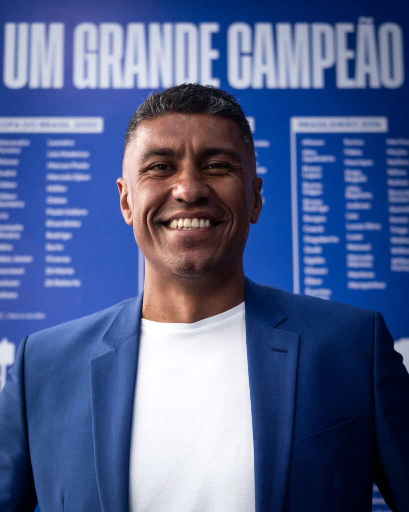 Paulinho, novo dirigente do Cruzeiro, tem primeiro contato com elenco (Foto: Gustavo Aleixo/Cruzeiro)