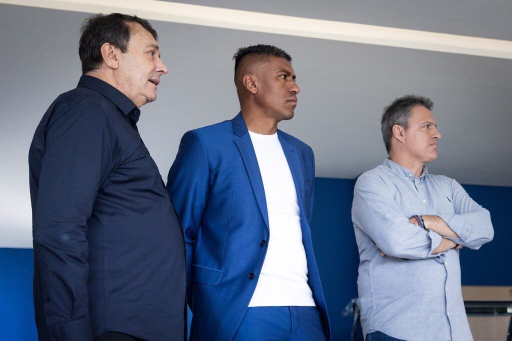 Paulinho, novo dirigente do Cruzeiro, tem primeiro contato com elenco (Foto: Gustavo Aleixo/Cruzeiro)