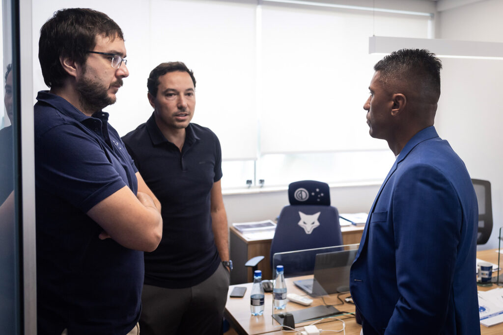 Paulinho, novo dirigente do Cruzeiro, tem primeiro contato com elenco (Foto: Gustavo Aleixo/Cruzeiro)