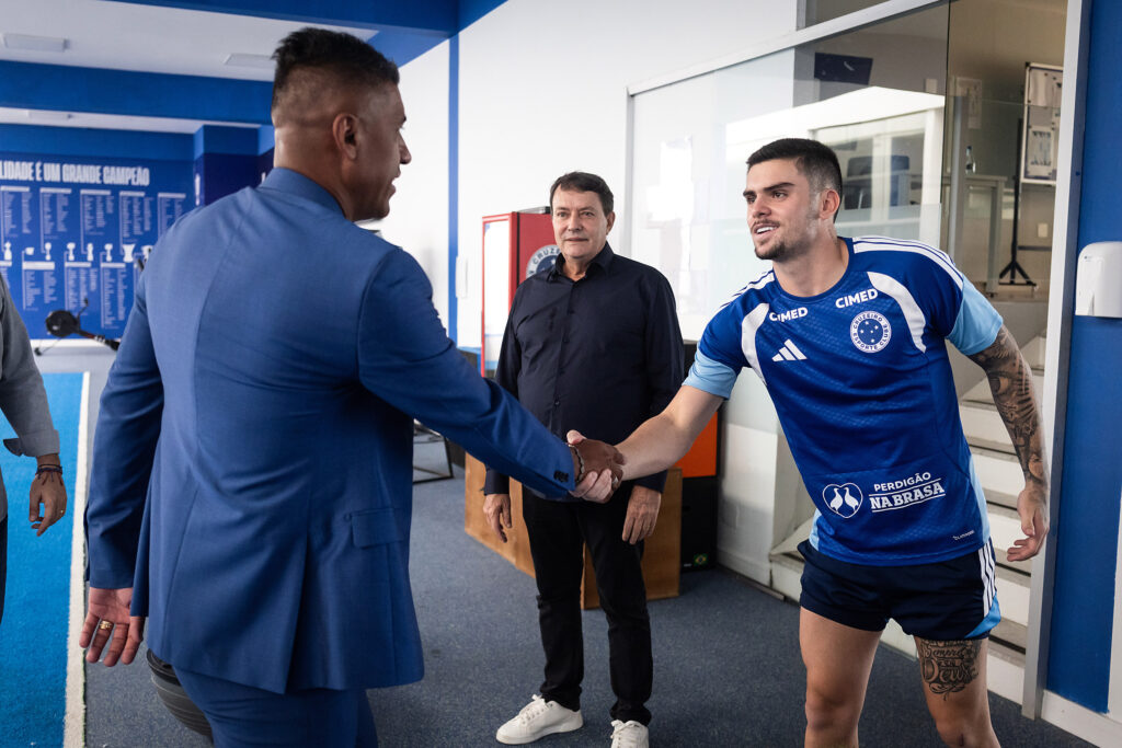 Paulinho, novo dirigente do Cruzeiro, tem primeiro contato com elenco (Foto: Gustavo Aleixo/Cruzeiro)