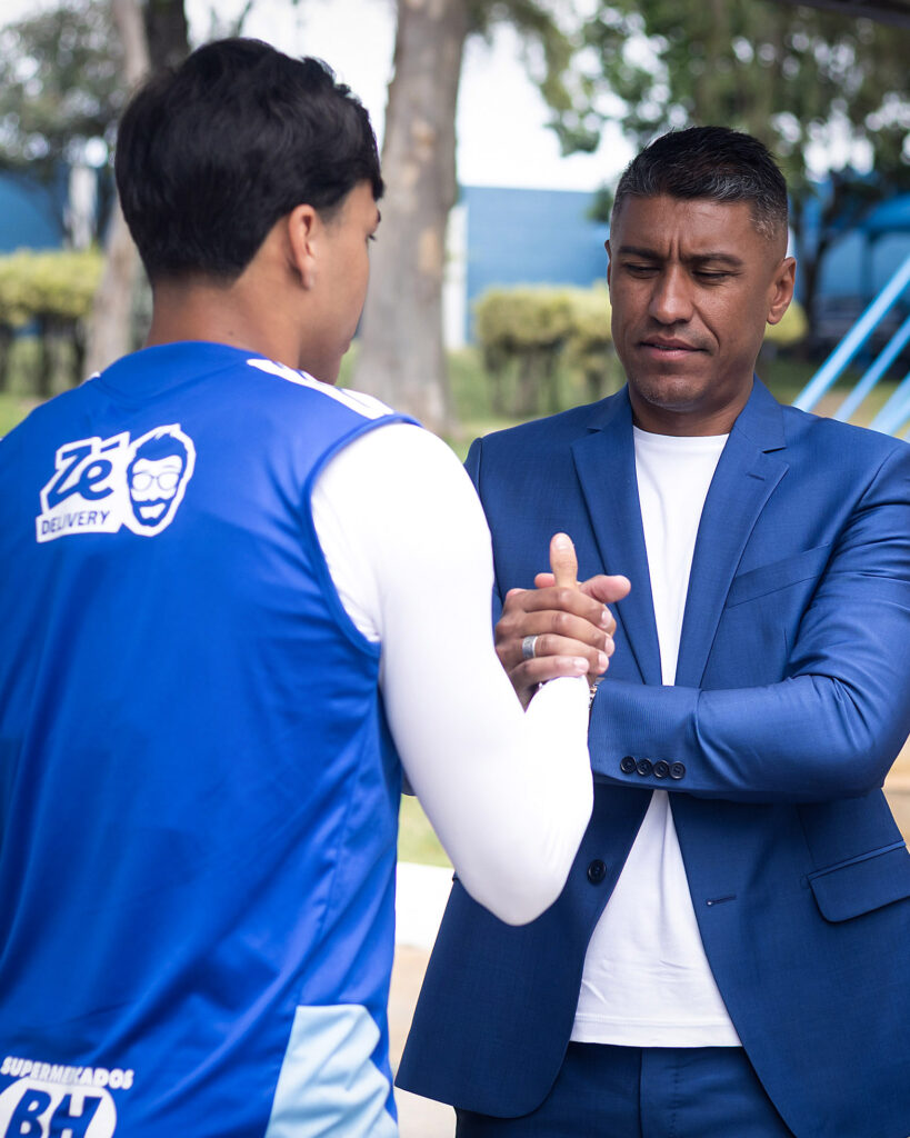 Paulinho, novo dirigente do Cruzeiro, tem primeiro contato com elenco (Foto: Gustavo Aleixo/Cruzeiro)