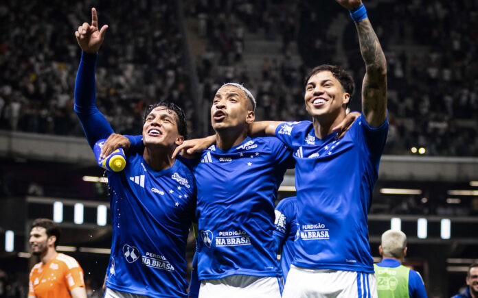 Matheus Pereira ao lado de Romero e KJ na Arena, em BH