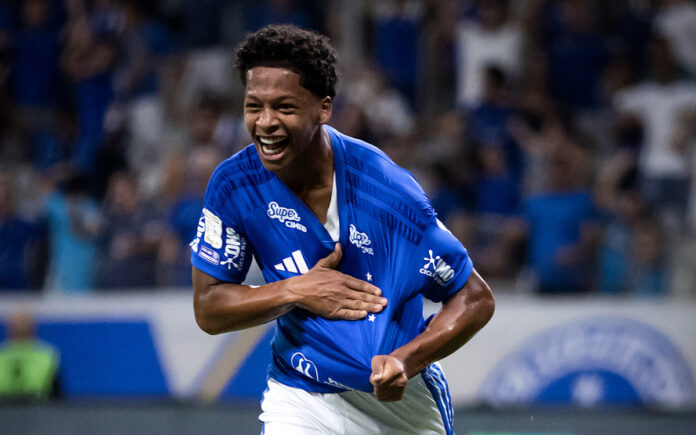 Zé Lucas celebra gol em vitória sobre o São Paulo